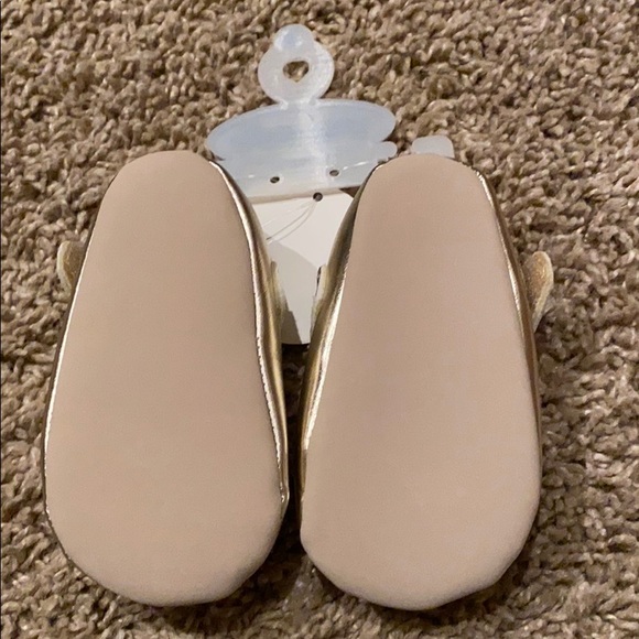 NWT Size 2 6/9 months gold velcro shoes - Picture 4 of 4
